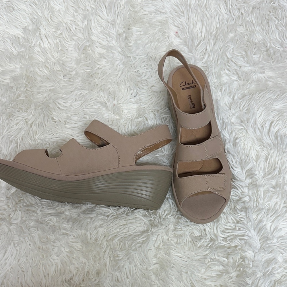 Women's 9.5M Clarks Reedly Juno Beige Sand Nubuck  Sandals Wedge Platform New